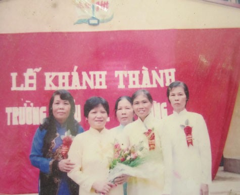 Cô Nguyễn Thị Lan (bìa phải) chụp cùng đồng nghiệp trong ngày khánh thành trường Tiểu học Hồng Hà